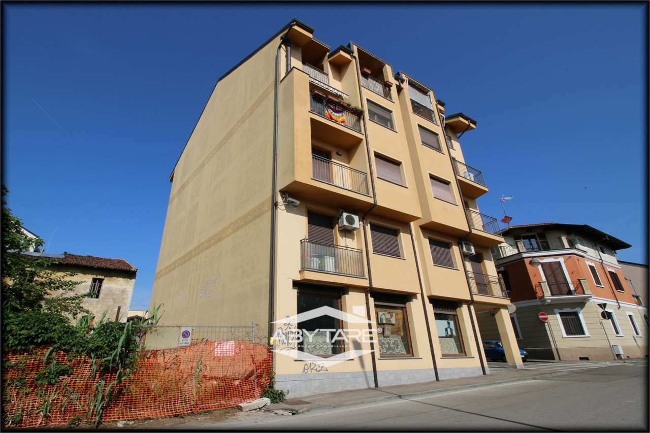 3 locali vendita Moncalieri Via Cairoli 40