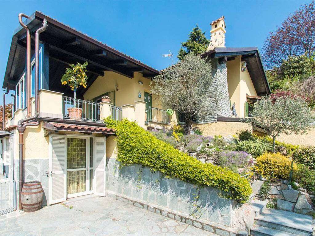 Vendesi villa con piscina a Pecetto Torinese