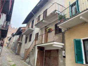 MONTEMAGNO CASA SINGOLA IN CENTRO STORICO