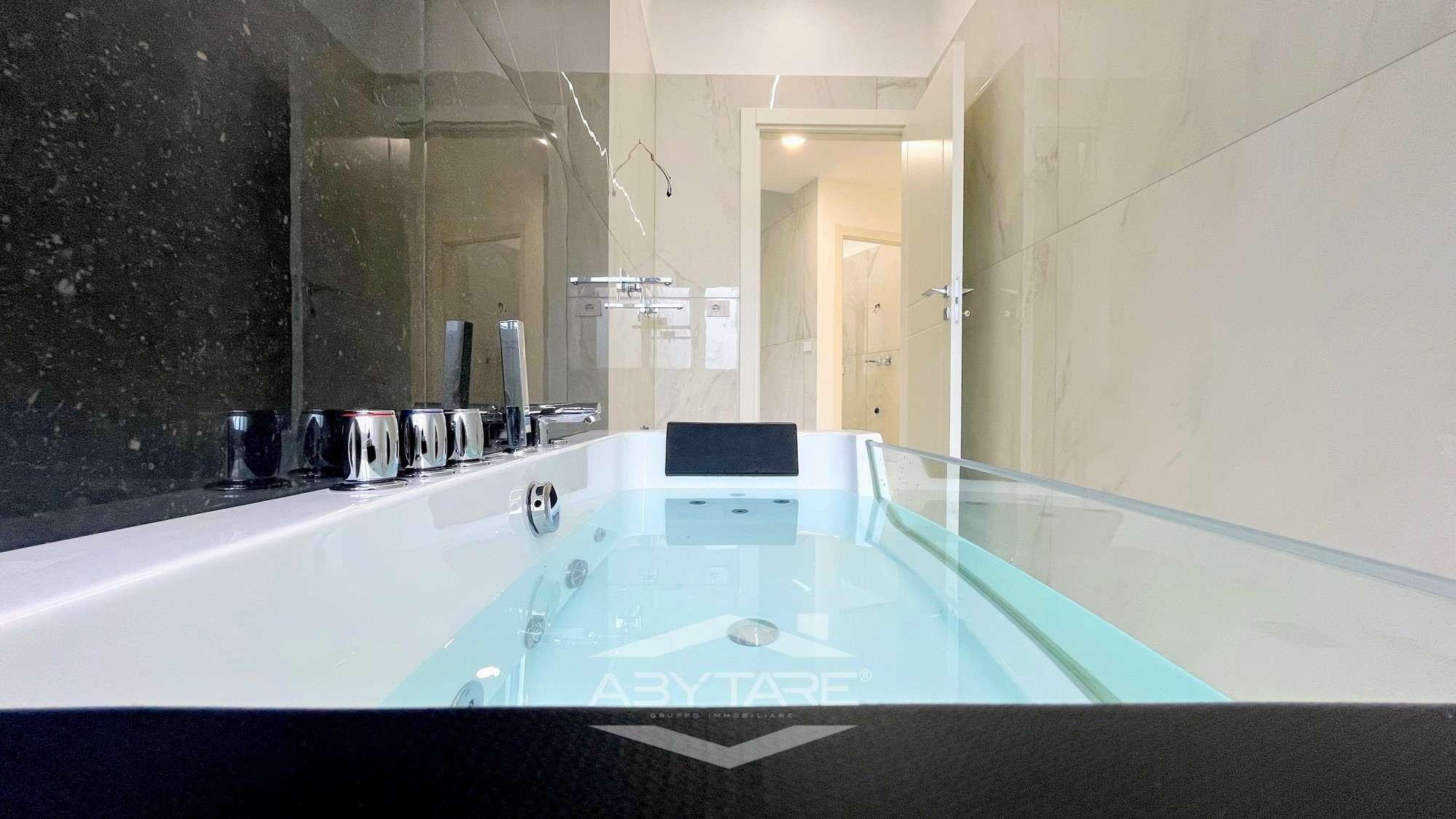 LUSSUOSO APPARTAMENTO DI 165 MQ CON TERRAZZO E TRE BAGNI