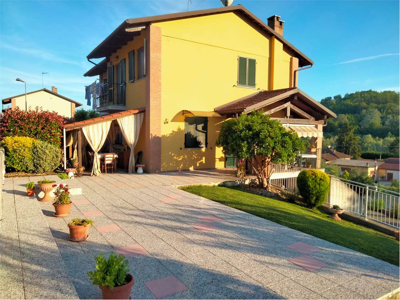 MONTECHIARO D'ASTI VILLA CON VISTA