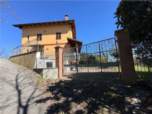 VILLA CON GIARDINO CON POSSIBILITA' TERRENI