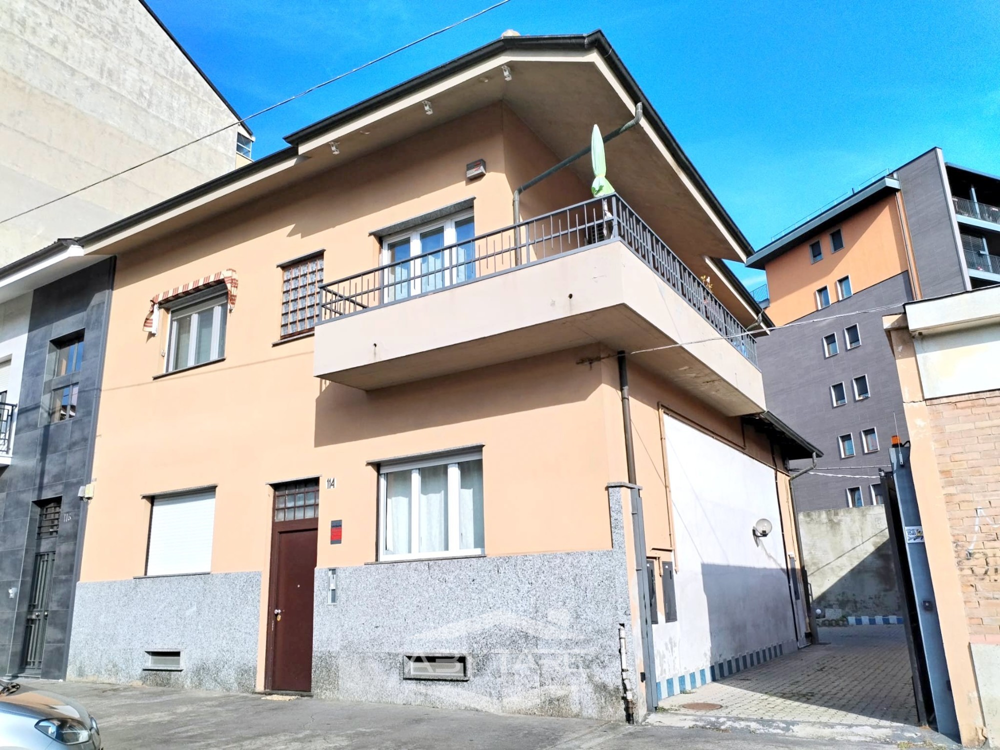 VILLA BIFAMILIARE SU PIU' LIVELLI CON CORTILE INTERNO