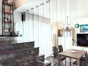 VILLA BIFAMILIARE SU PIU' LIVELLI CON CORTILE INTERNO