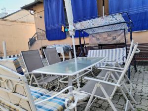 VILLA BIFAMILIARE SU PIU' LIVELLI CON CORTILE INTERNO