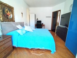 VILLA BIFAMILIARE SU PIU' LIVELLI CON CORTILE INTERNO
