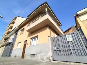 VILLA BIFAMILIARE SU PIU' LIVELLI CON CORTILE INTERNO