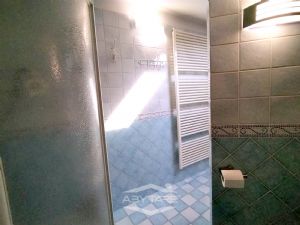 VILLA BIFAMILIARE SU PIU' LIVELLI CON CORTILE INTERNO