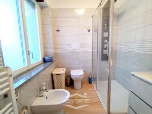 VILLA BIFAMILIARE SU PIU' LIVELLI CON CORTILE INTERNO