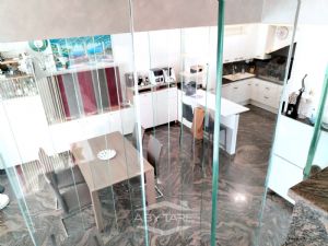 VILLA BIFAMILIARE SU PIU' LIVELLI CON CORTILE INTERNO