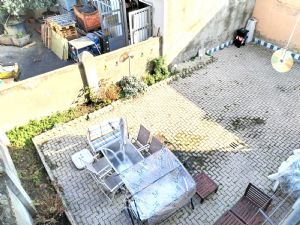 VILLA BIFAMILIARE SU PIU' LIVELLI CON CORTILE INTERNO