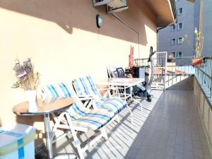 VILLA BIFAMILIARE SU PIU' LIVELLI CON CORTILE INTERNO