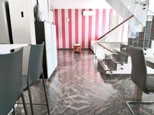 VILLA BIFAMILIARE SU PIU' LIVELLI CON CORTILE INTERNO