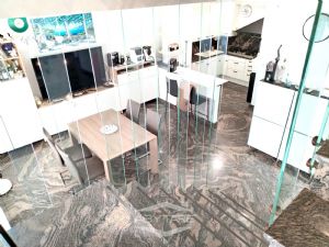 VILLA BIFAMILIARE SU PIU' LIVELLI CON CORTILE INTERNO