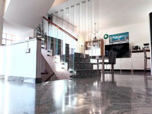 VILLA BIFAMILIARE SU PIU' LIVELLI CON CORTILE INTERNO
