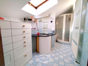 VILLA BIFAMILIARE SU PIU' LIVELLI CON CORTILE INTERNO