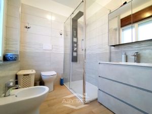 VILLA BIFAMILIARE SU PIU' LIVELLI CON CORTILE INTERNO