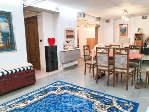 VILLA BIFAMILIARE SU PIU' LIVELLI CON CORTILE INTERNO