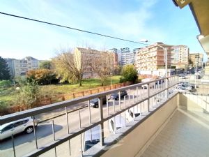 VILLA BIFAMILIARE SU PIU' LIVELLI CON CORTILE INTERNO