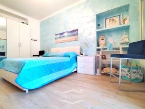 VILLA BIFAMILIARE SU PIU' LIVELLI CON CORTILE INTERNO