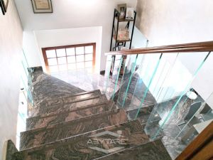 VILLA BIFAMILIARE SU PIU' LIVELLI CON CORTILE INTERNO