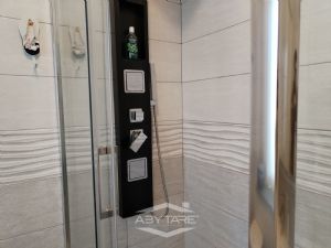 VILLA BIFAMILIARE SU PIU' LIVELLI CON CORTILE INTERNO