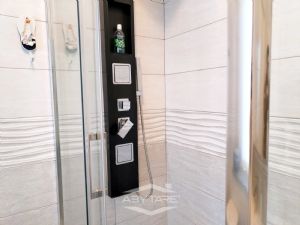 VILLA BIFAMILIARE SU PIU' LIVELLI CON CORTILE INTERNO