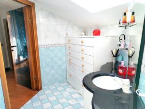 VILLA BIFAMILIARE SU PIU' LIVELLI CON CORTILE INTERNO