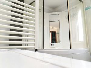 VILLA BIFAMILIARE SU PIU' LIVELLI CON CORTILE INTERNO