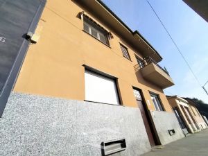 VILLA BIFAMILIARE SU PIU' LIVELLI CON CORTILE INTERNO