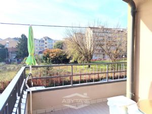 VILLA BIFAMILIARE SU PIU' LIVELLI CON CORTILE INTERNO