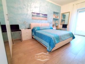 VILLA BIFAMILIARE SU PIU' LIVELLI CON CORTILE INTERNO