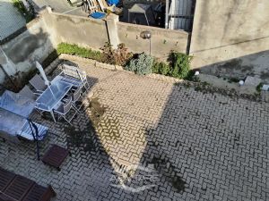 VILLA BIFAMILIARE SU PIU' LIVELLI CON CORTILE INTERNO
