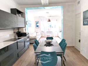VILLA BIFAMILIARE SU PIU' LIVELLI CON CORTILE INTERNO