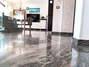 VILLA BIFAMILIARE SU PIU' LIVELLI CON CORTILE INTERNO