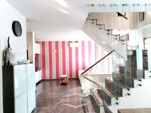 VILLA BIFAMILIARE SU PIU' LIVELLI CON CORTILE INTERNO