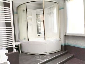 VILLA BIFAMILIARE SU PIU' LIVELLI CON CORTILE INTERNO
