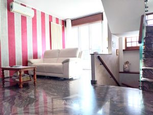 VILLA BIFAMILIARE SU PIU' LIVELLI CON CORTILE INTERNO