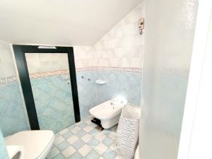 VILLA BIFAMILIARE SU PIU' LIVELLI CON CORTILE INTERNO