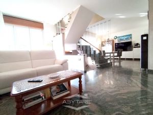 VILLA BIFAMILIARE SU PIU' LIVELLI CON CORTILE INTERNO