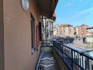 VILLA BIFAMILIARE SU PIU' LIVELLI CON CORTILE INTERNO