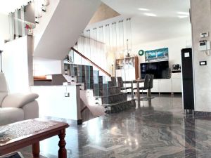 VILLA BIFAMILIARE SU PIU' LIVELLI CON CORTILE INTERNO