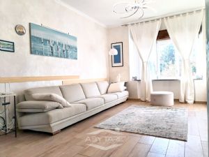 VILLA BIFAMILIARE SU PIU' LIVELLI CON CORTILE INTERNO