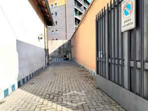 VILLA BIFAMILIARE SU PIU' LIVELLI CON CORTILE INTERNO