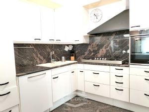 VILLA BIFAMILIARE SU PIU' LIVELLI CON CORTILE INTERNO