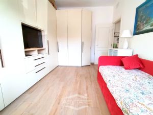 VILLA BIFAMILIARE SU PIU' LIVELLI CON CORTILE INTERNO