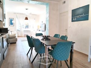 VILLA BIFAMILIARE SU PIU' LIVELLI CON CORTILE INTERNO