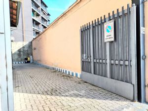 VILLA BIFAMILIARE SU PIU' LIVELLI CON CORTILE INTERNO