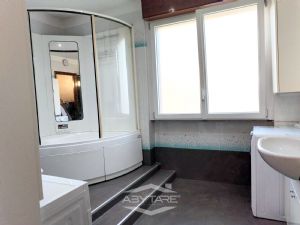 VILLA BIFAMILIARE SU PIU' LIVELLI CON CORTILE INTERNO