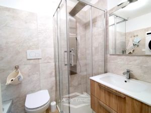 VILLA BIFAMILIARE SU PIU' LIVELLI CON CORTILE INTERNO